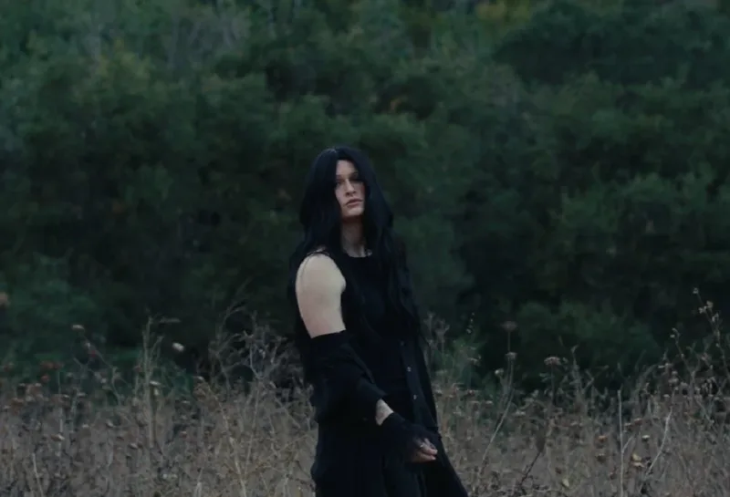 Spiritbox lança “Mourning” com mistura de metal, shoegaze e post-metal