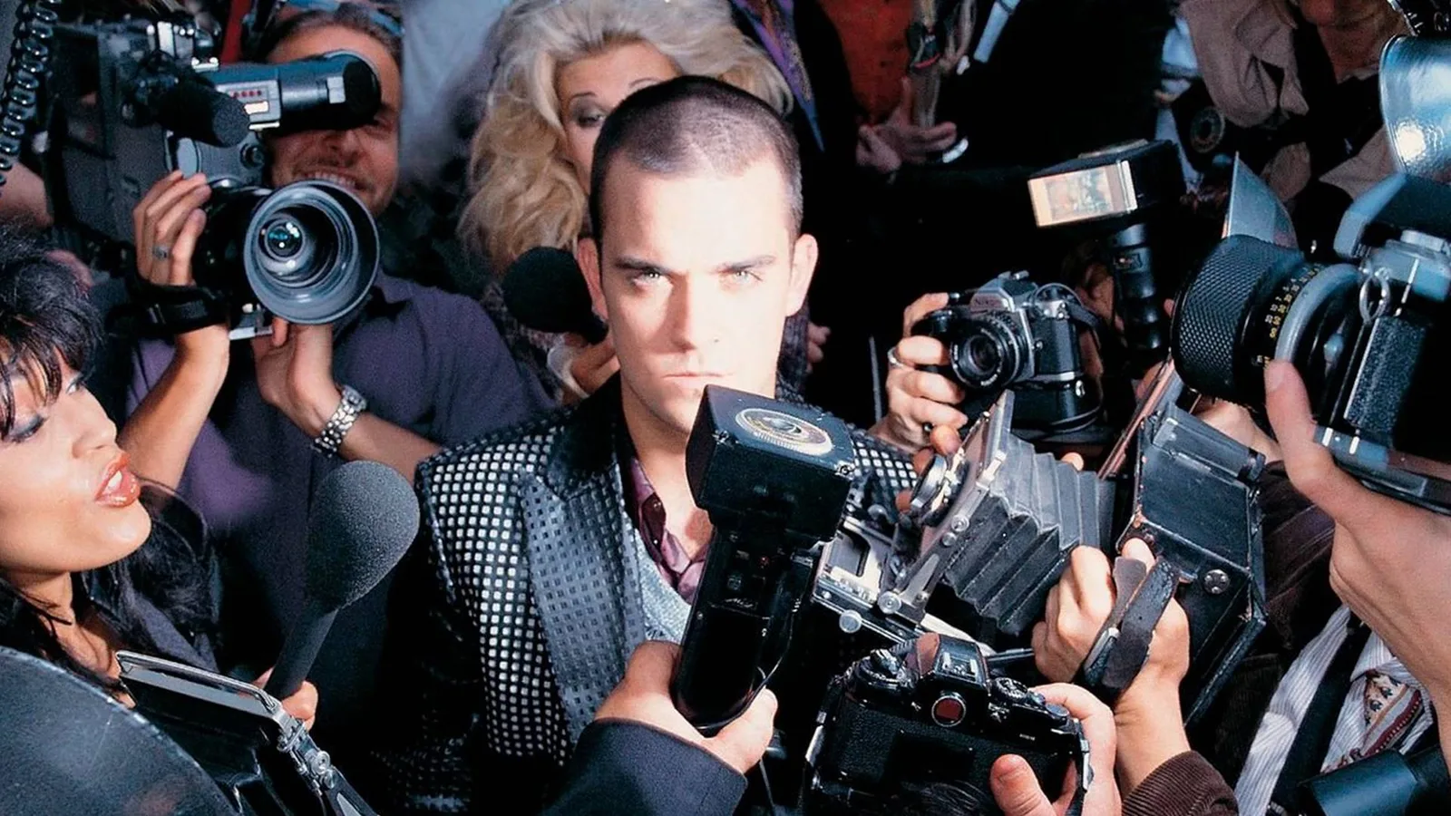 Robbie Williams diz sentir constrangimento com álbum de estreia