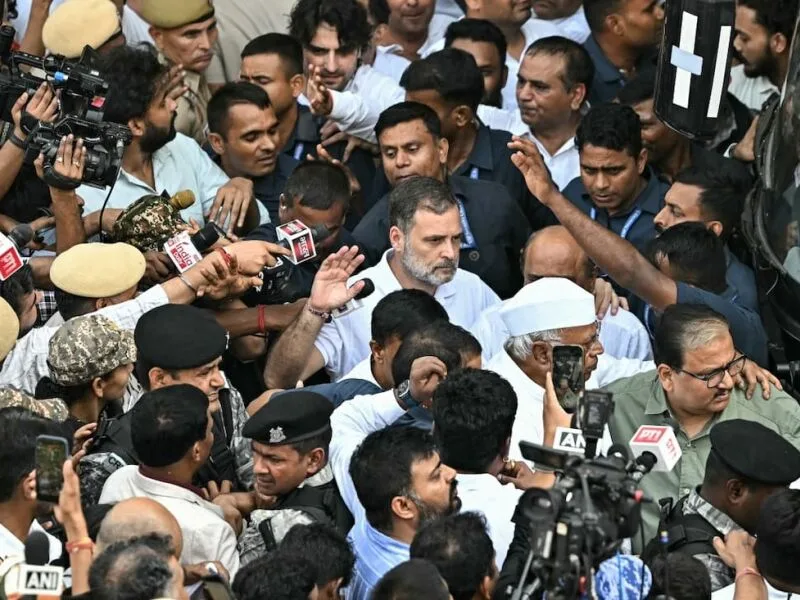 Rahul Gandhi é detido durante protesto contra revisão eleitoral na Índia