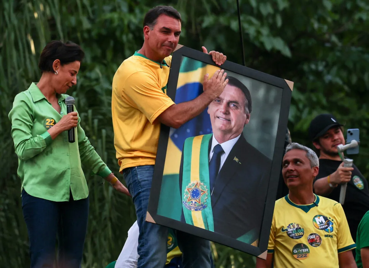 Flávio cita vice e pai católicos ao negar preconceito religioso