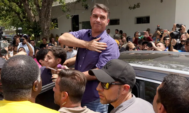 Flávio acusa Dino de interferência política após operação sobre filme de Bolsonaro
