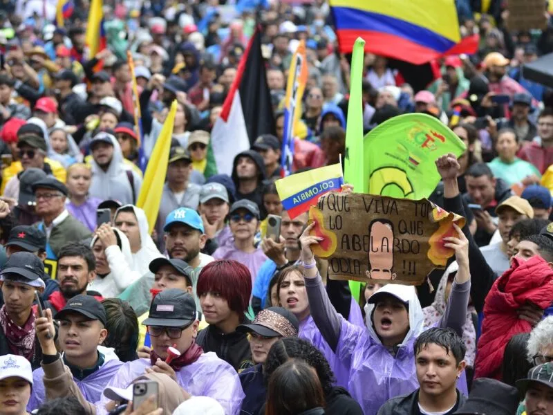 Oposição leva sindicatos e estudantes às ruas contra governo colombiano