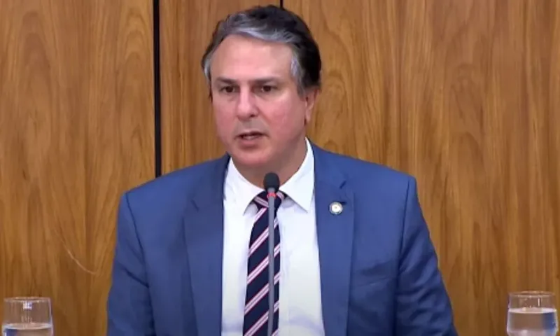Camilo Santana celebra apoio de Flávio Bolsonaro ao fim da escala 6×1