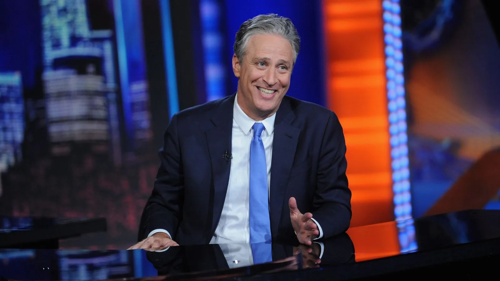Jon Stewart volta ao programa e ironiza ações de Trump