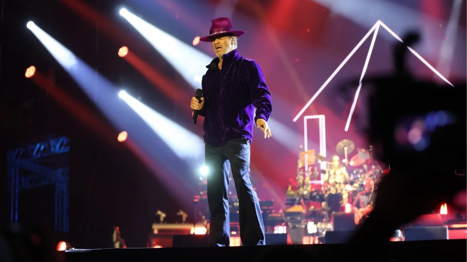 Jamiroquai fecha o Sunset com repertório dançante e show visual no Rock in Rio