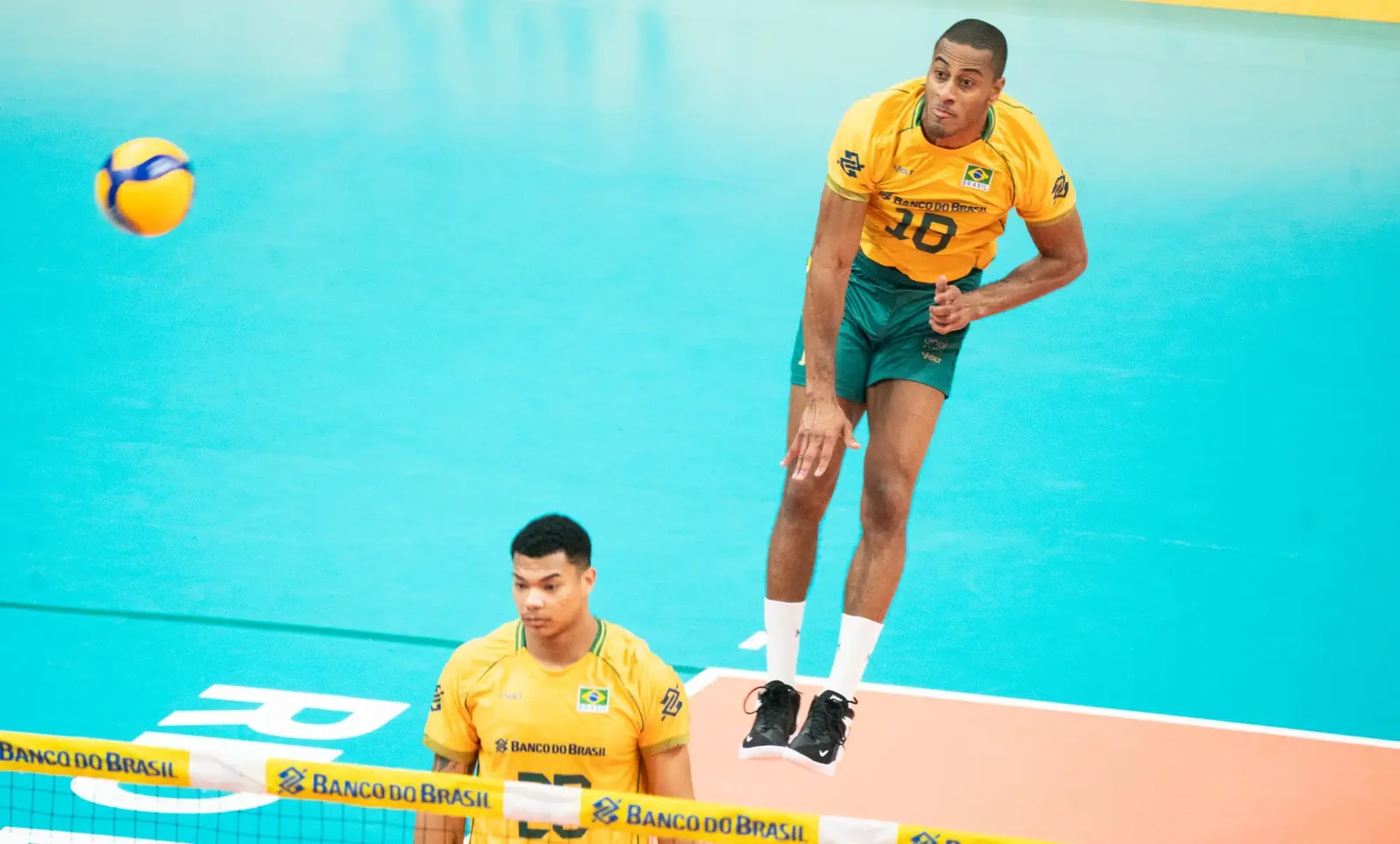 Brasil vence Argentina e garante vaga olímpica no vôlei masculino