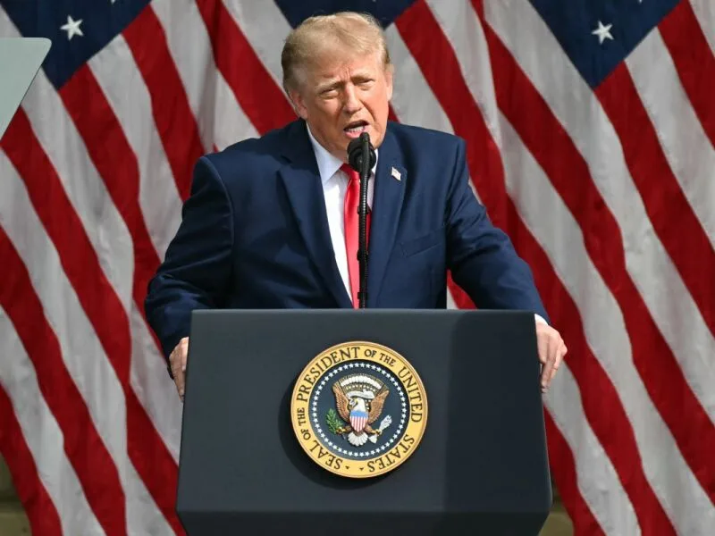 Trump cita Irã e promete proteger EUA em cerimônia no Pentágono