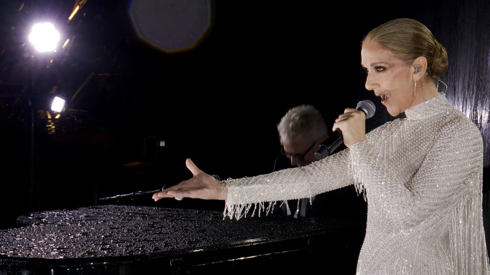 Céline Dion volta aos palcos com série de shows em Paris
