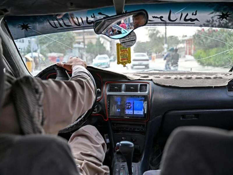 Taxistas desafiam proibição e voltam a ouvir música em Cabul