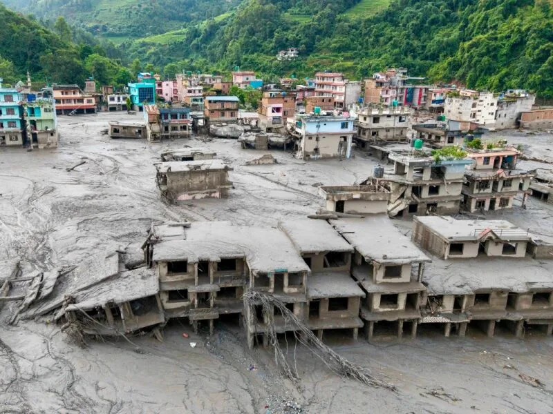 Estudo liga desastre no Himalaia ao aquecimento global e à instabilidade geológica