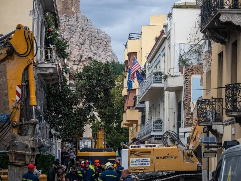 Resgate em Atenas encontra seis corpos sob escombros de prédio