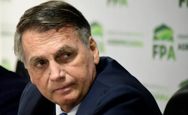 Defesa de Bolsonaro pede ao STF suspensão de pena de 27 anos