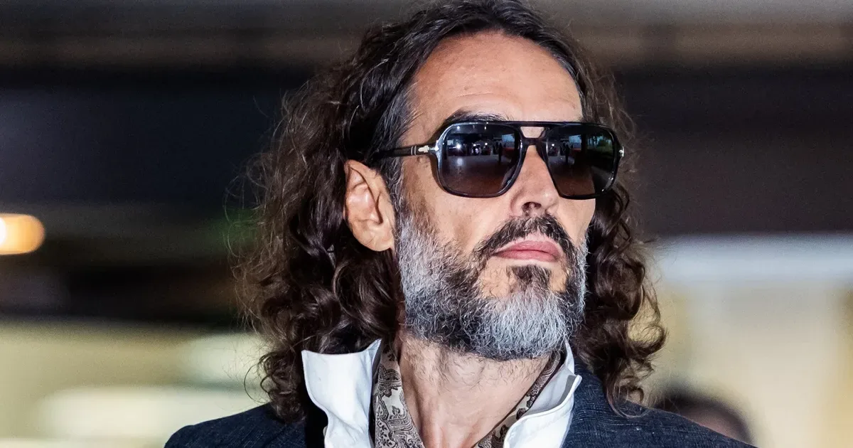 Russell Brand se declara inocente no início de julgamento em Londres