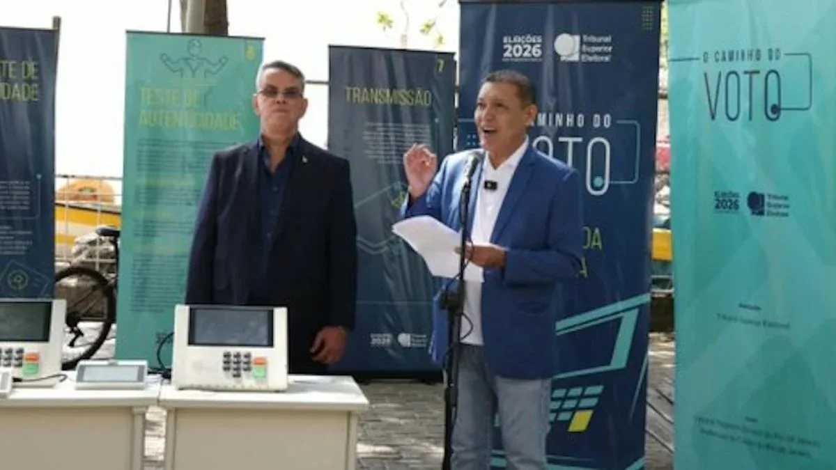 Eleitores testam nova urna eletrônica em ação do TSE no Rio