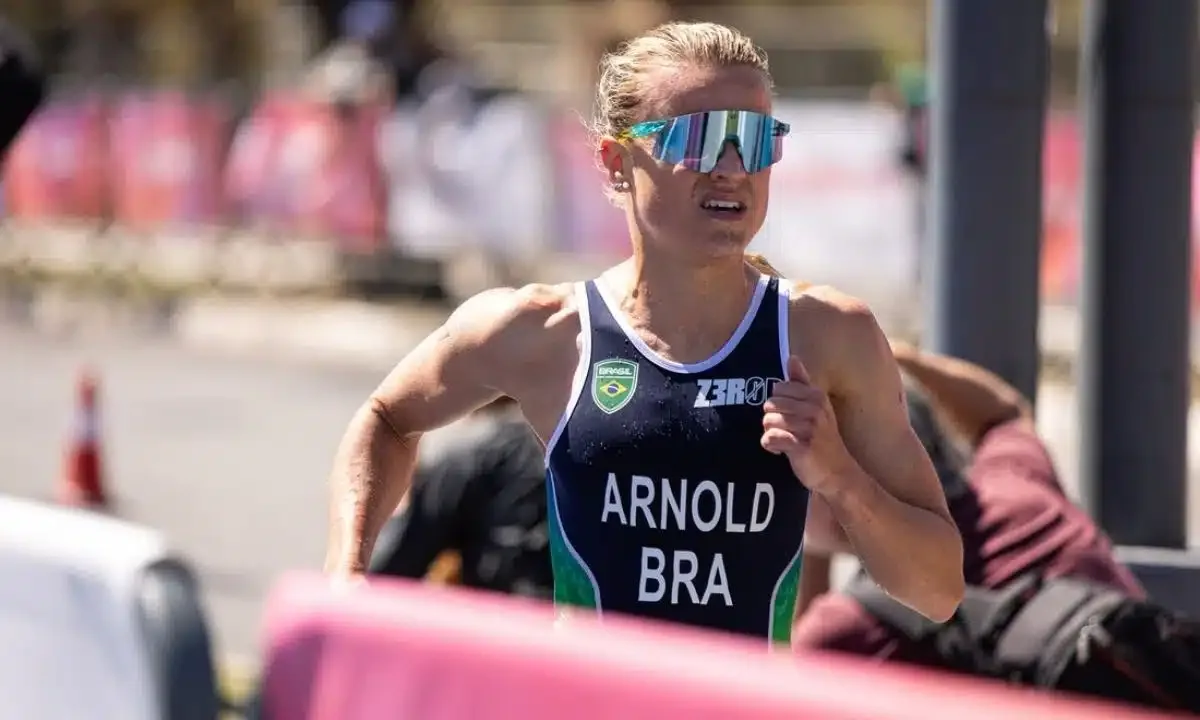 Djenyfer Arnold leva prata no triatlo feminino dos Jogos Sul-Americanos