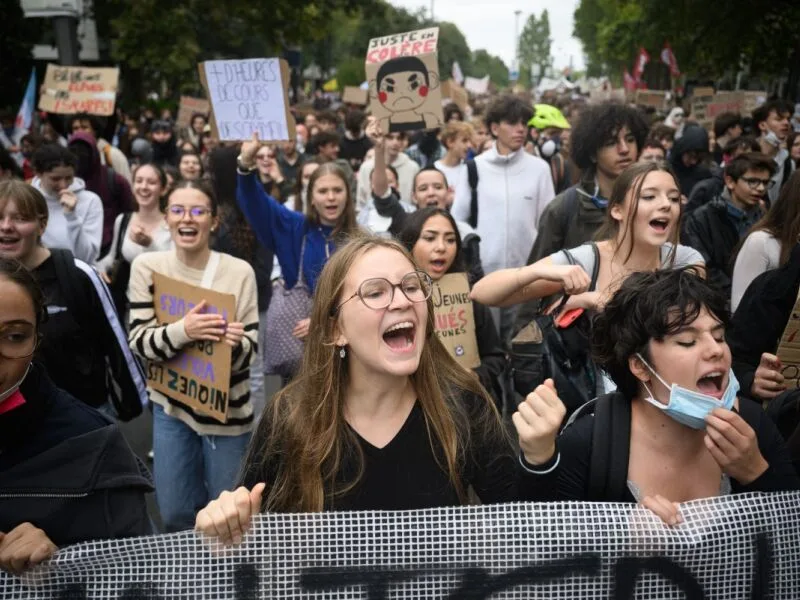 França suspende granadas em protestos estudantis após adolescente perder a mão