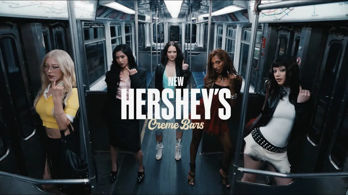 KATSEYE leva código de “Pinky Up” para campanha da Hershey’s