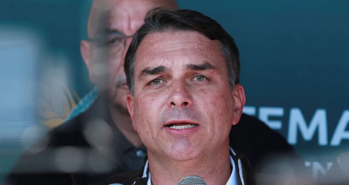Flávio promete indicar cinco ministros ao STF e critica Moraes em ato em São Paulo