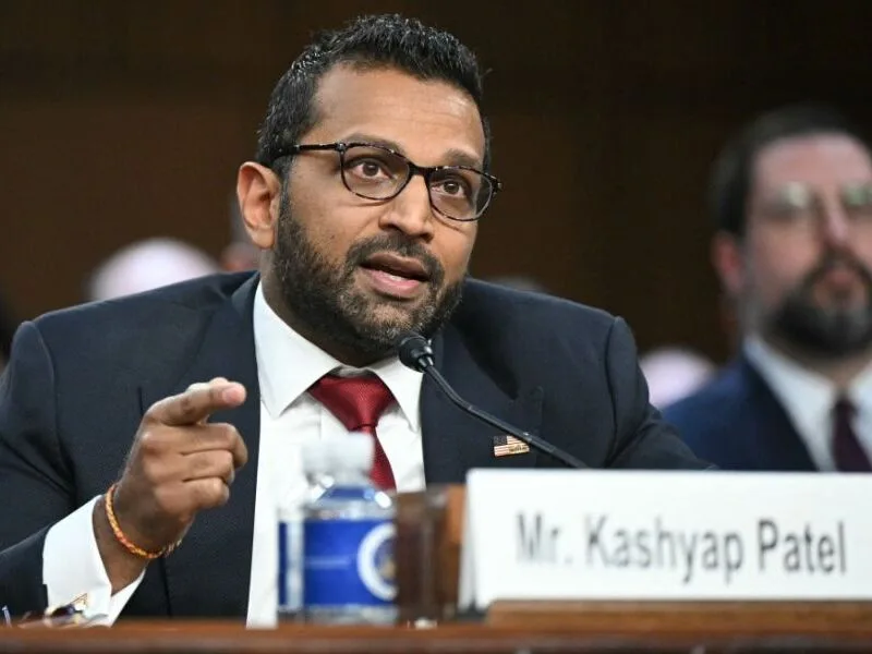 Democratas acusam chefe do FBI de pressionar jornalistas durante audiência