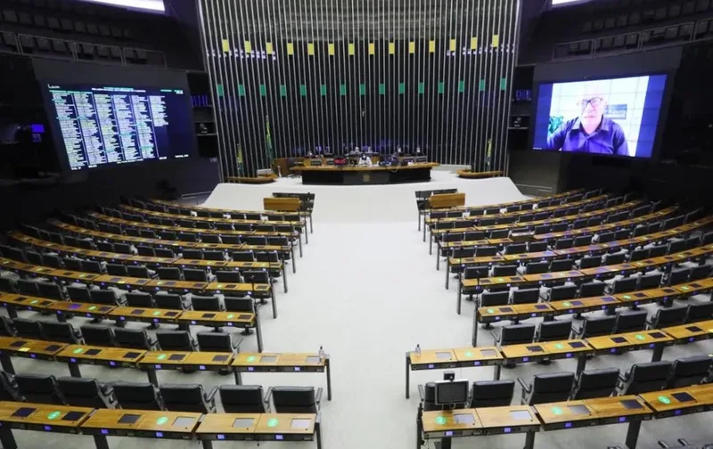 Voto de legenda soma forças para eleger deputados e vereadores