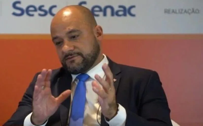 Flávio Bolsonaro empregou ex-vice-presidente da Caixa demitido por assédio sexual