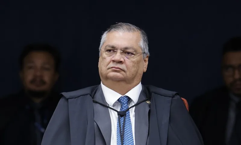 Dino envia a Fachin pedido para esclarecer conduta de Mendonça