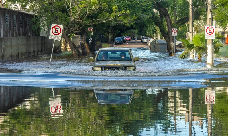 Guaíba sobe e Porto Alegre mantém alerta para risco de inundação