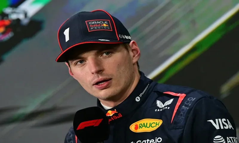 Verstappen vence em Singapura e Antonelli fica perto do título da F1