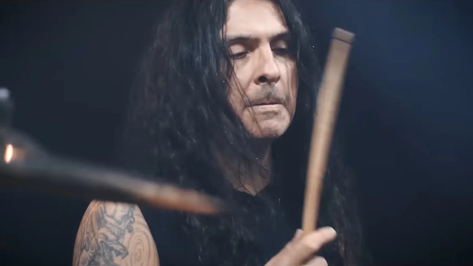 Angra confirma ausência de Ricardo Confessori em tributo a ‘Holy Land’