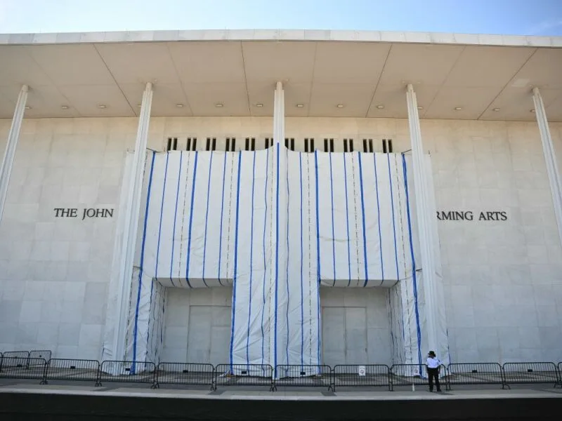 Juiz barra novo uso do nome de Trump na fachada do Kennedy Center