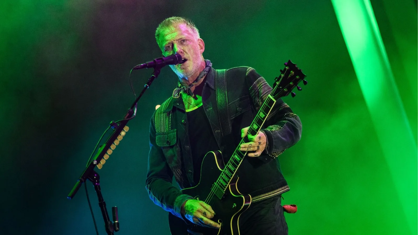 Josh Homme revela os nove discos que moldaram seu gosto musical