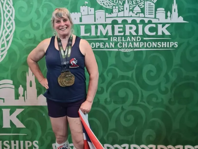 Britânica de 65 anos conquista terceiro mundial de levantamento de peso