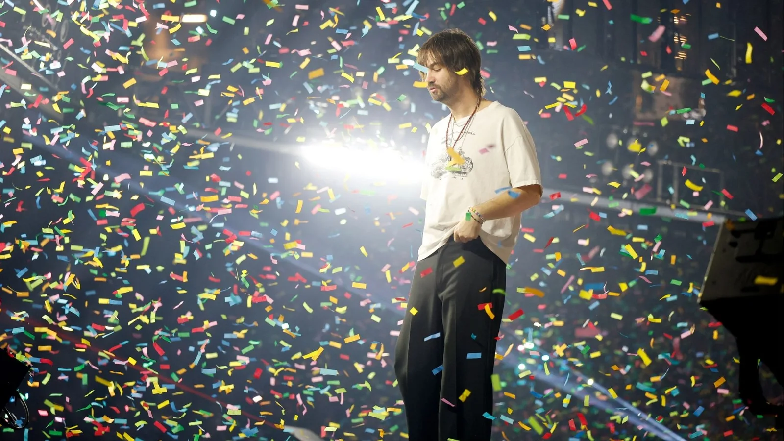 Kevin Parker interrompe autógrafos e fotos fora de hotéis e aeroportos