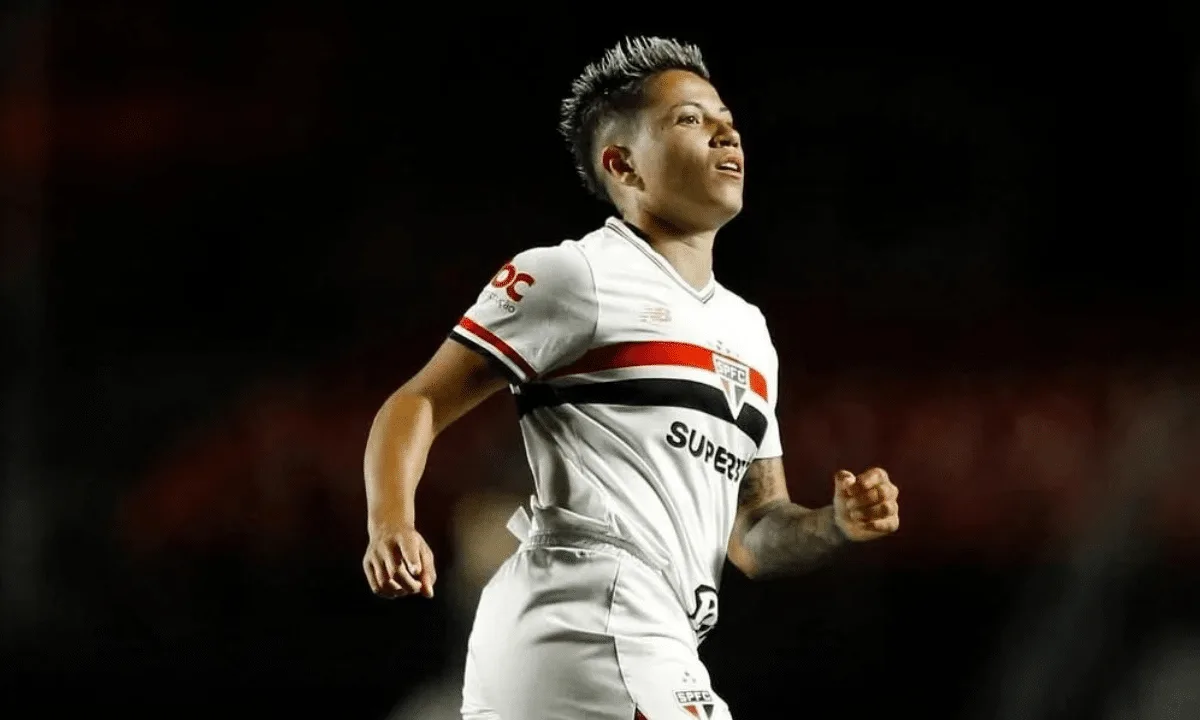 Bia Menezes dedica título brasileiro do São Paulo à mãe após gol decisivo