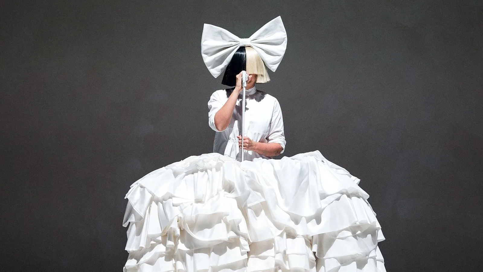 Sia vende metade do catálogo por US$ 180 milhões e prepara show com avatar