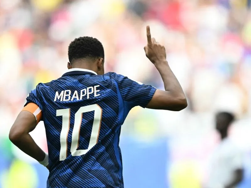 Mbappé desfalca treino da França por síndrome gripal