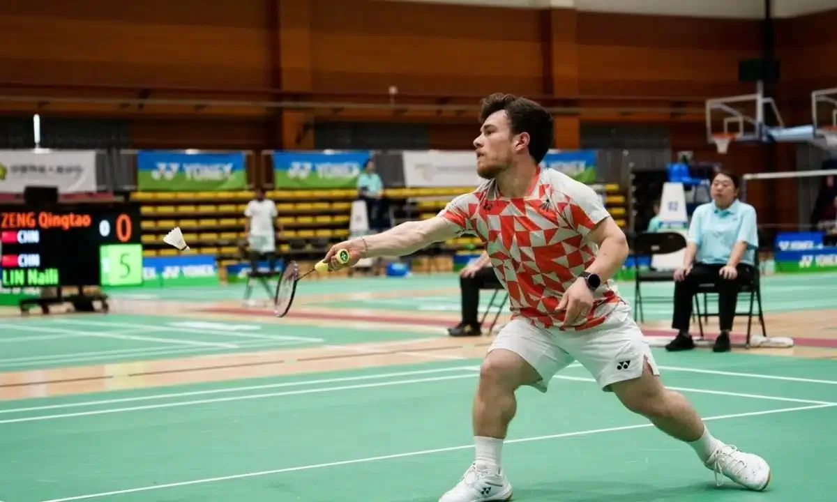 Vitor Tavares vira sobre chinês e leva ouro no Parabadminton da China