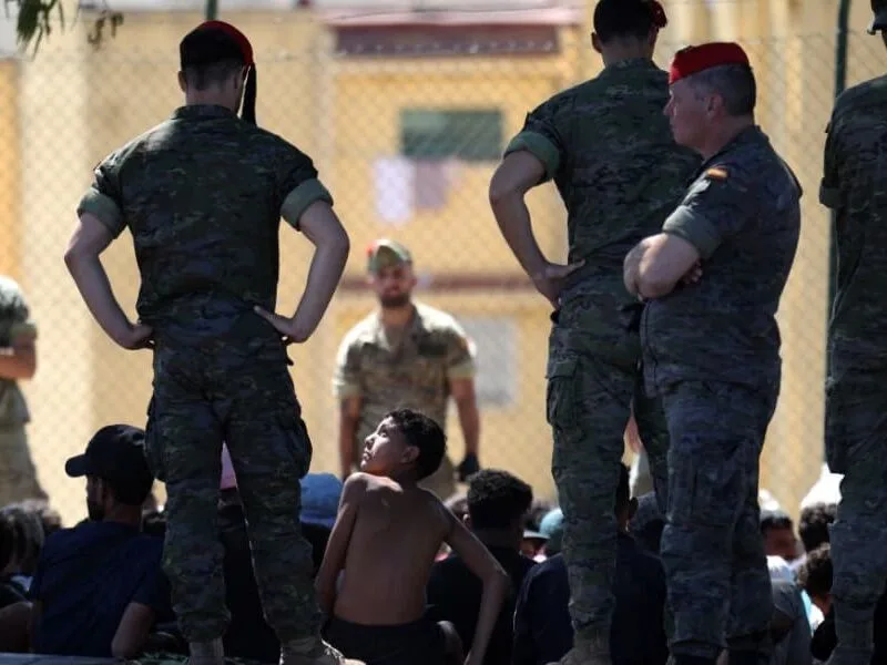 Migrantes são levados de praias para barracas em Ceuta