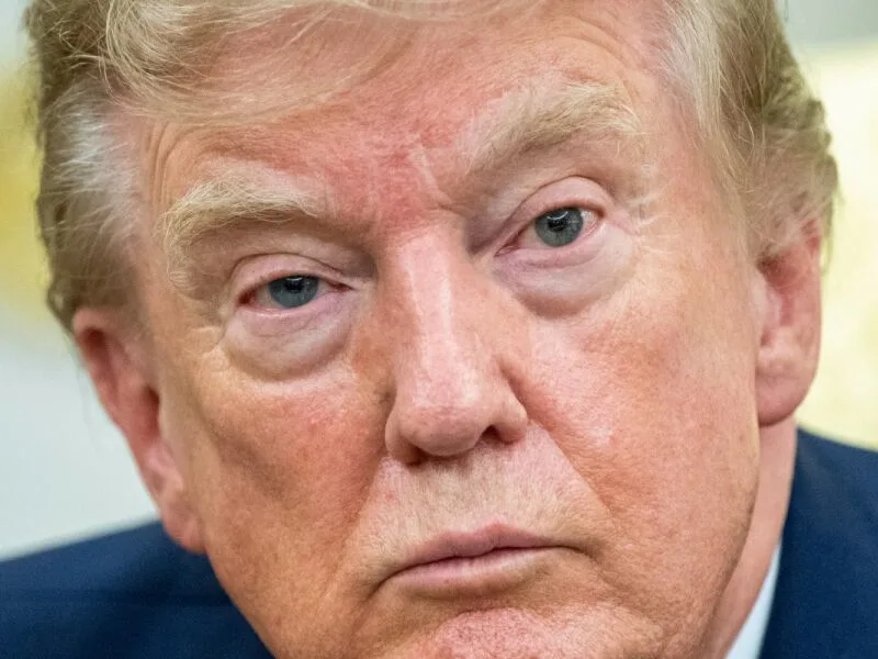 Aprovação de Donald Trump recua a 33% em pesquisa nos EUA