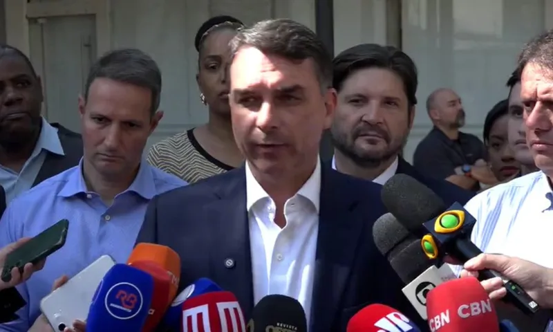 Flávio Bolsonaro acusa Dino de assumir investigação sobre filme Dark Horse