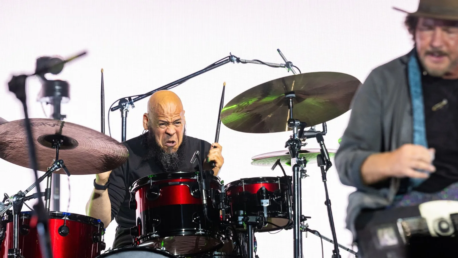 Pearl Jam surpreende fãs com Abe Laboriel Jr. na bateria em festival