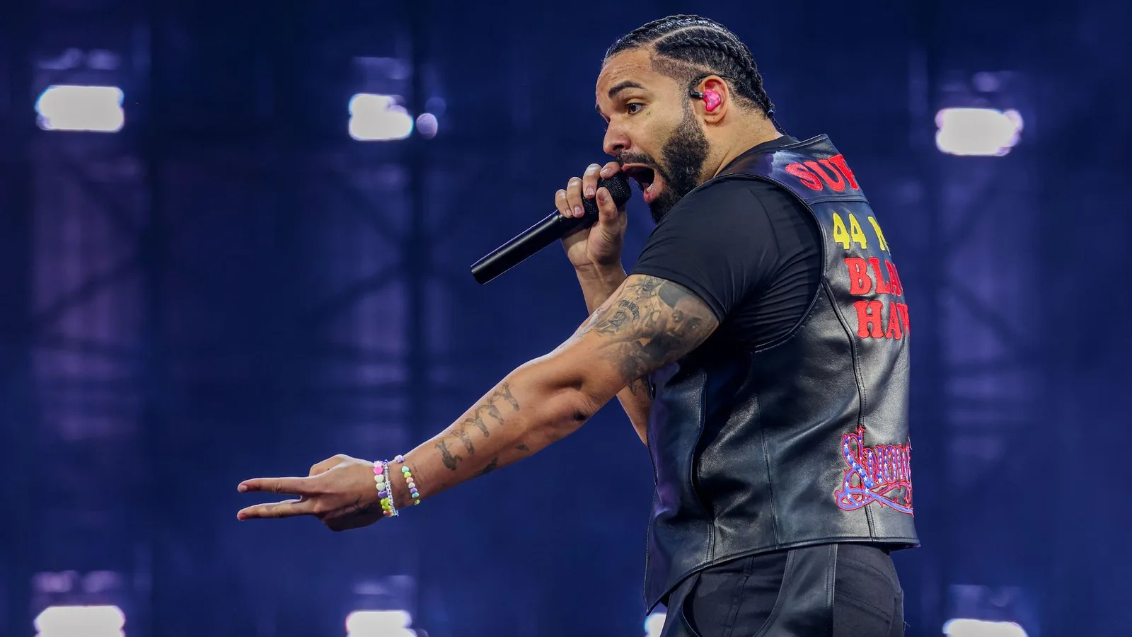 Drake usa live FOMO para exibir novidades, aliados e recados aos críticos
