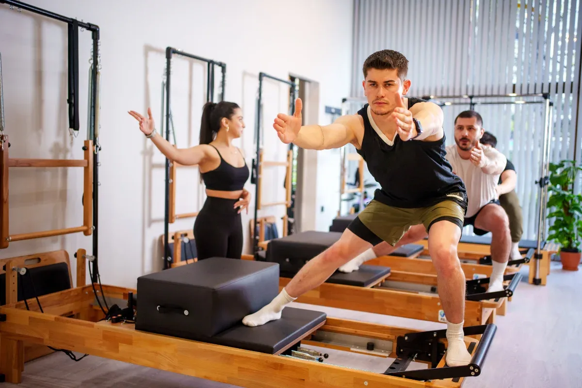 Aulas masculinas de pilates desafiam ideia de treino fácil em Nova York