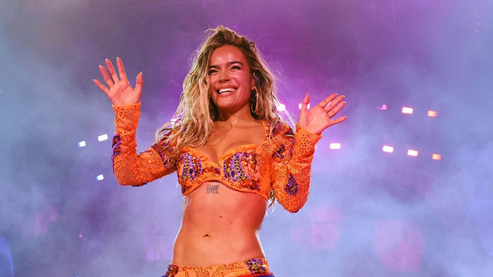 Karol G leva fogos, convidados e orgulho latino ao MetLife Stadium