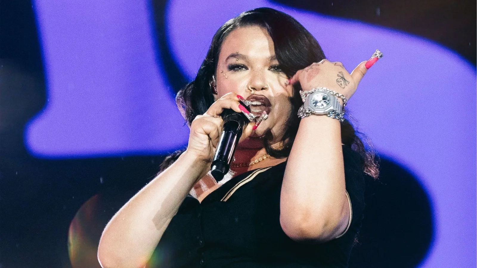 Lola Young estreia no Rock in Rio com voz em destaque e show de contrastes