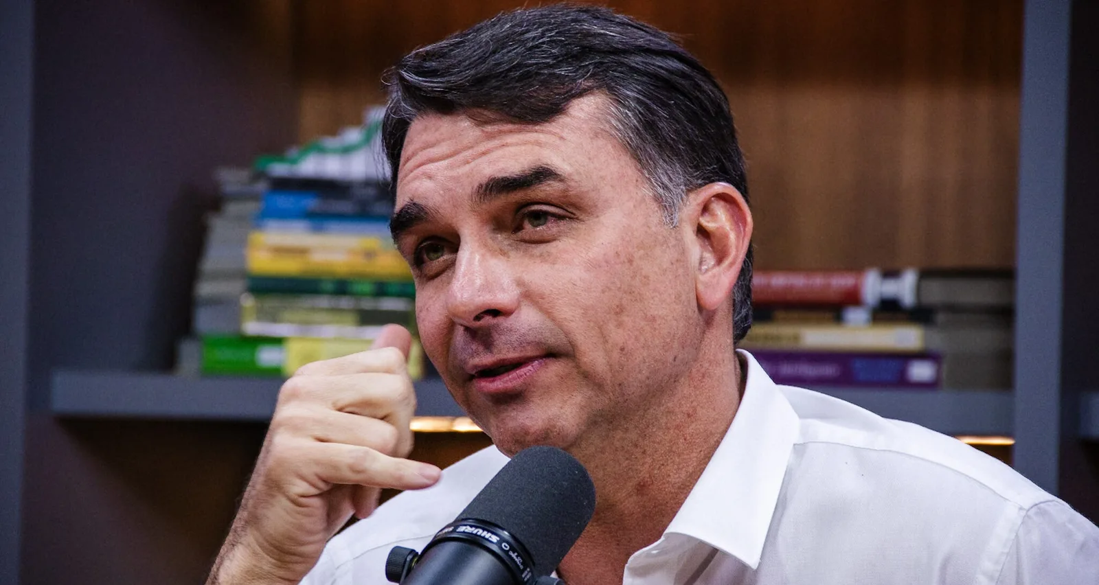 Flávio Bolsonaro promete cortar impostos e endurecer segurança pública