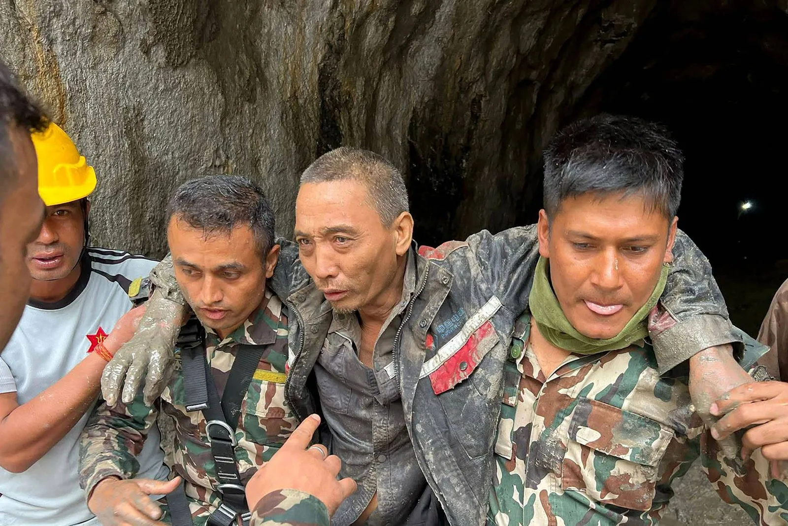 Resgates no Nepal retiram sobreviventes de túneis e escombros