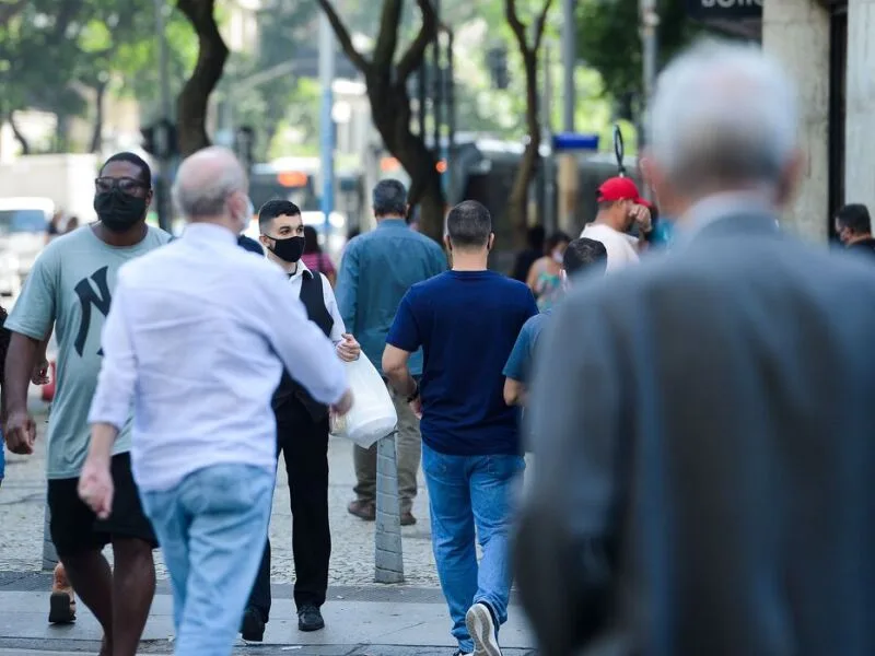 Expectativa de vida global chega perto do nível pré-pandemia, diz OMS