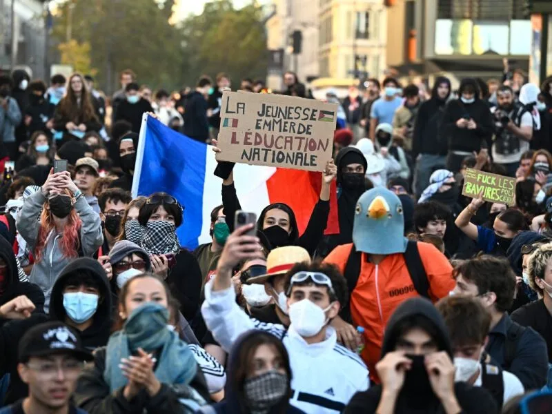 França registra 375 escolas fechadas durante onda de protestos estudantis