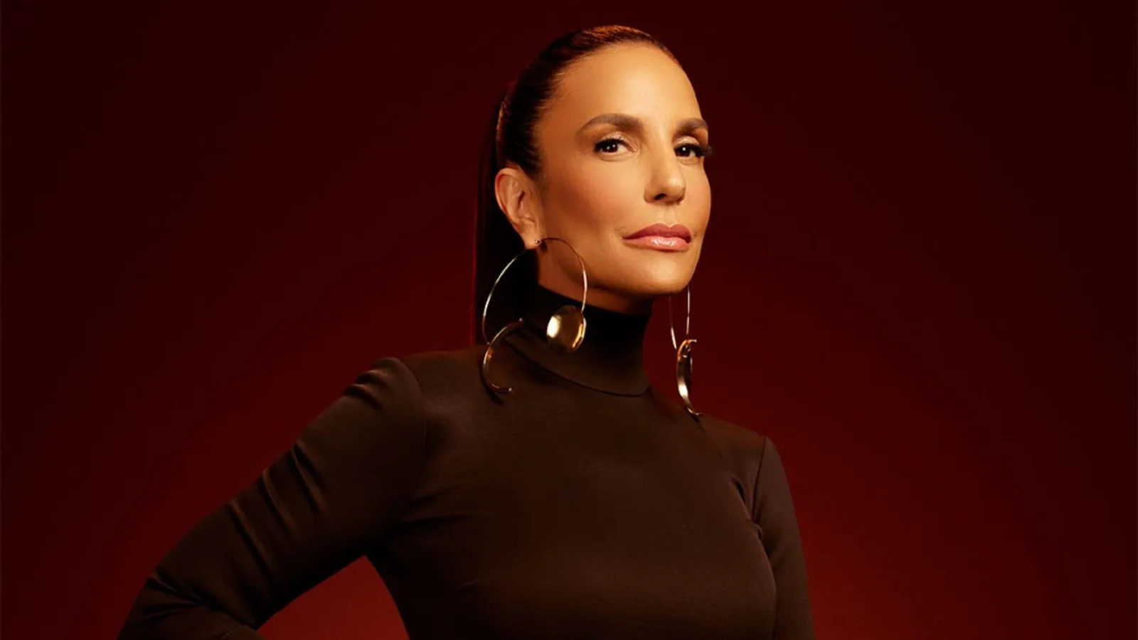 Ivete Sangalo relembra capa de 20 anos atrás e diz manter foto gigante em casa